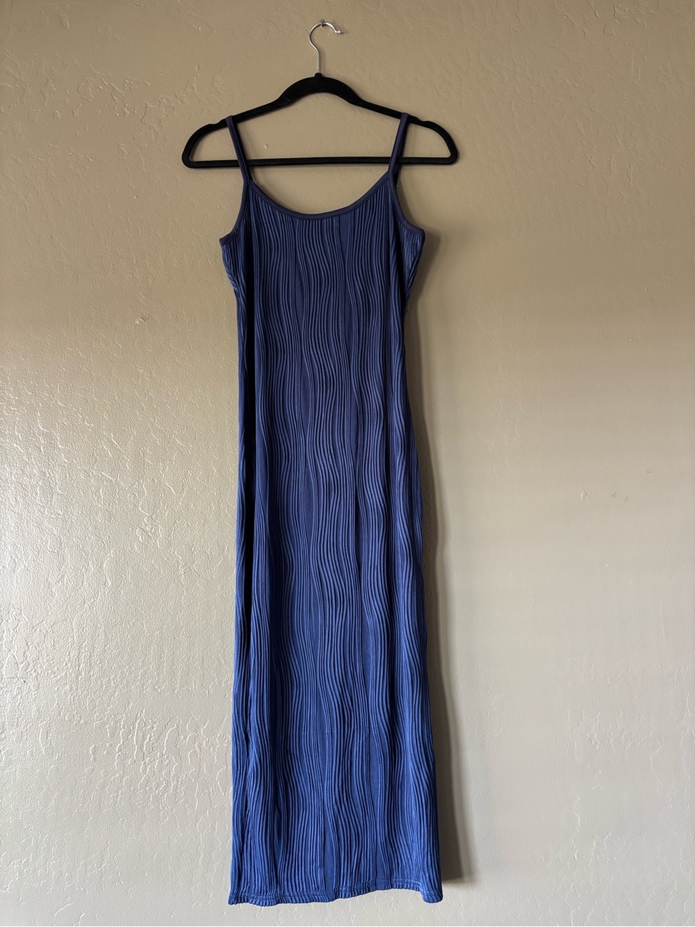 Elegant Navy Midi Bodycon Dress with Textured Wave Detail - Picture 7 of 9